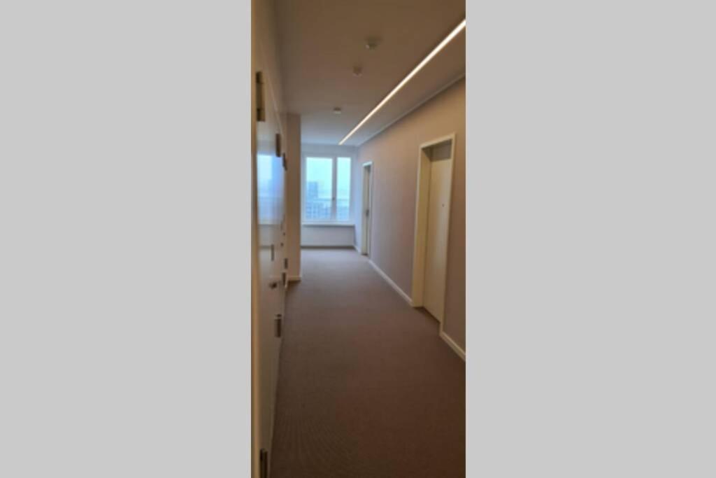 Studio Apartment Uber Den Wolken Берлин Екстериор снимка